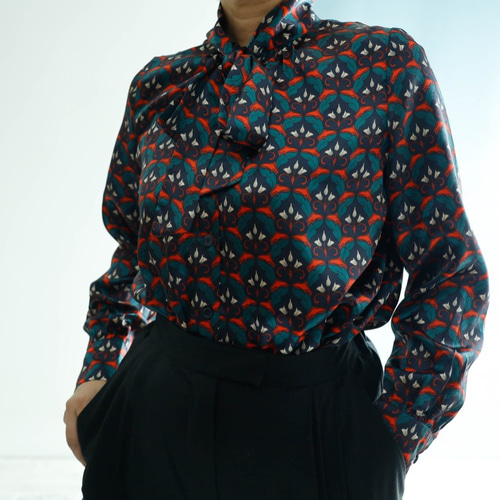 Sold「再販」ボウタイの衿のブラウス -サテンプリント ほんのり