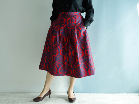 中長 70 厘米長 Covent Garden Kimagure 系列 - 帶有中度瘋狂錦緞圖案的中長裙 第1張的照片