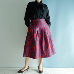 中長 70 厘米長 Covent Garden Kimagure 系列 - 帶有中度瘋狂錦緞圖案的中長裙 第2張的照片