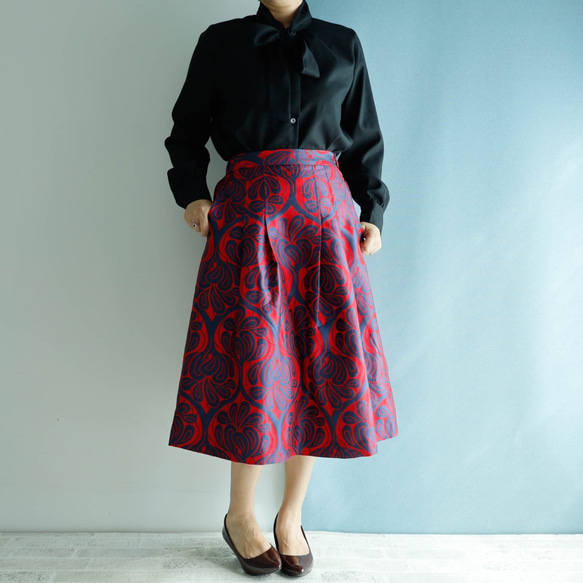 中長 70 厘米長 Covent Garden Kimagure 系列 - 帶有中度瘋狂錦緞圖案的中長裙 第3張的照片