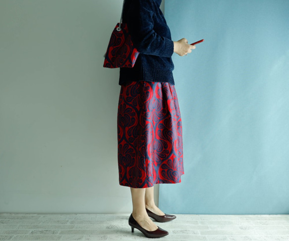 中長 70 厘米長 Covent Garden Kimagure 系列 - 帶有中度瘋狂錦緞圖案的中長裙 第5張的照片