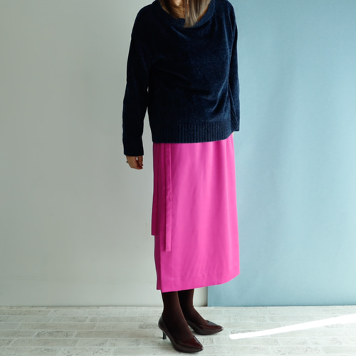 サテンのIラインスカート マゼンタピンク ロング丈 冬でもきれいな差し