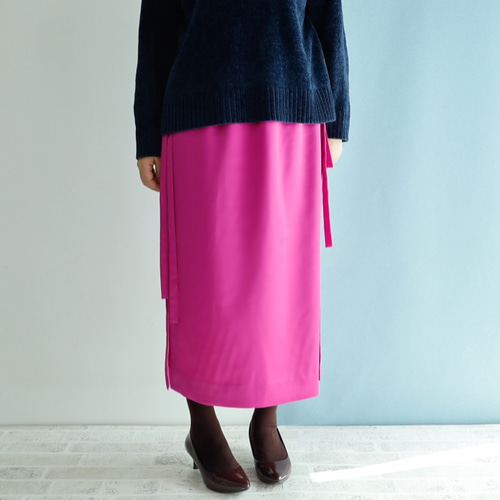 サテンのIラインスカート マゼンタピンク ロング丈 冬でもきれいな差し