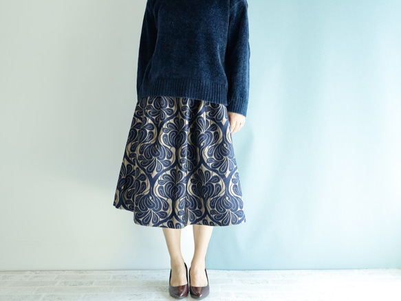 中長 70 厘米長 Covent Garden 灰色 Kimagure 系列錦緞中長半身裙 第2張的照片