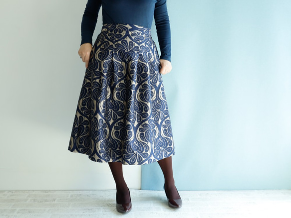 中長 70 厘米長 Covent Garden 灰色 Kimagure 系列錦緞中長半身裙 第1張的照片