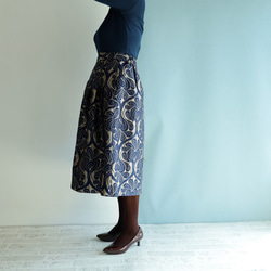 中長 70 厘米長 Covent Garden 灰色 Kimagure 系列錦緞中長半身裙 第3張的照片