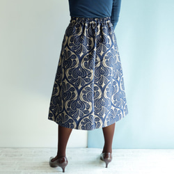 中長 70 厘米長 Covent Garden 灰色 Kimagure 系列錦緞中長半身裙 第4張的照片
