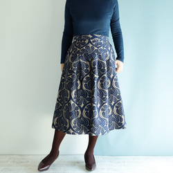 中長 70 厘米長 Covent Garden 灰色 Kimagure 系列錦緞中長半身裙 第5張的照片