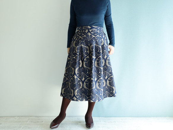 中長 70 厘米長 Covent Garden 灰色 Kimagure 系列錦緞中長半身裙 第5張的照片