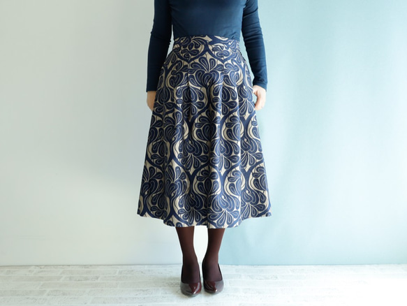 中長 70 厘米長 Covent Garden 灰色 Kimagure 系列錦緞中長半身裙 第6張的照片