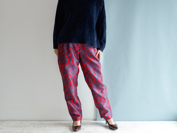 Covent Garden - 寬鬆的錐形褲廚師褲，帶有適度瘋狂的錦緞圖案 第2張的照片