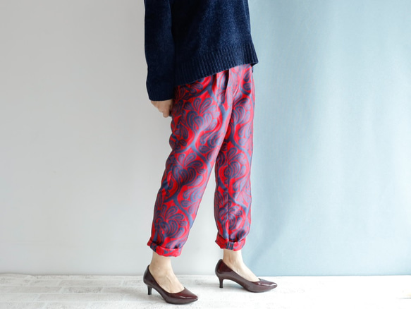 Covent Garden - 寬鬆的錐形褲廚師褲，帶有適度瘋狂的錦緞圖案 第4張的照片