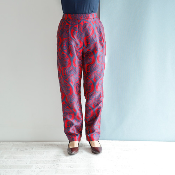 Covent Garden - 寬鬆的錐形褲廚師褲，帶有適度瘋狂的錦緞圖案 第8張的照片