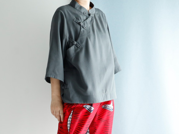 チャイナカラーブラウス チャコール　シノワズリな衿元　ゆったりデザイン 香港迷 1枚でキマるおしゃれ感が◎ 6枚目の画像