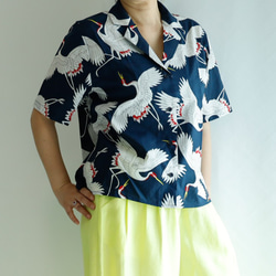 キモノチックな鶴のプリント ネイビー アロハシャツ おでかけにも！ 1枚でキマる個性派デザイン！ 2枚目の画像