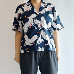 キモノチックな鶴のプリント ネイビー アロハシャツ おでかけにも！ 1枚でキマる個性派デザイン！ 3枚目の画像