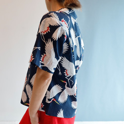 キモノチックな鶴のプリント ネイビー アロハシャツ おでかけにも！ 1枚でキマる個性派デザイン！ 8枚目の画像