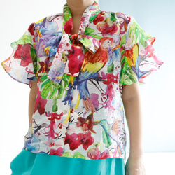 領結上衣——彩色印花，荷葉邊短袖，光滑透明的材質，適合夏季穿搭。 第2張的照片