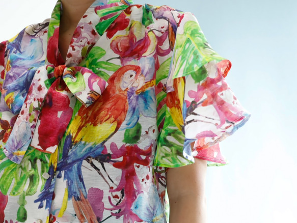 領結上衣——彩色印花，荷葉邊短袖，光滑透明的材質，適合夏季穿搭。 第5張的照片