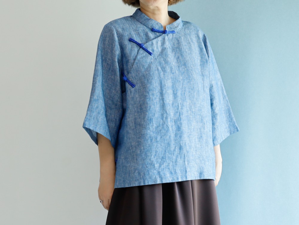 チャイナカラーブラウス ブルーリネン シノワズリな衿元　ゆったりデザイン 香港迷 1枚でキマるおしゃれ感が◎