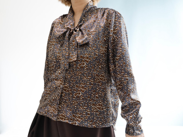 領結領襯衫——豹紋你也可以搭配喇叭裙。甲殼素和時尚！ 第2張的照片