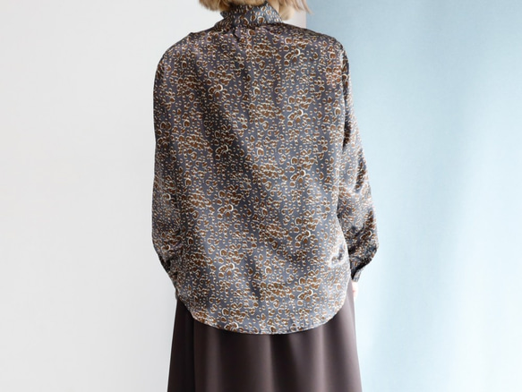 領結領襯衫——豹紋你也可以搭配喇叭裙。甲殼素和時尚！ 第6張的照片