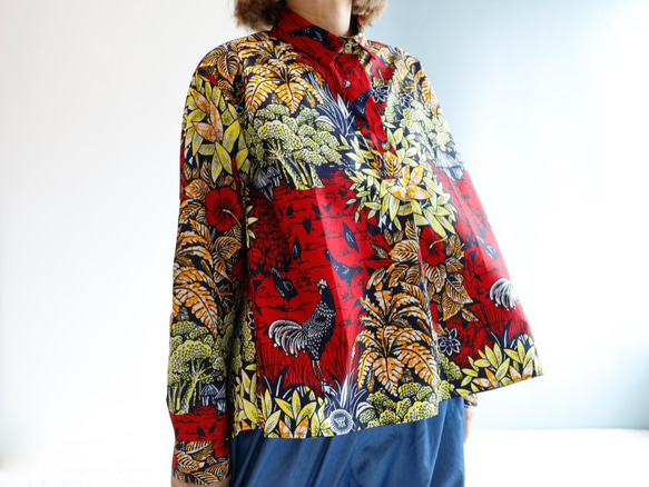 フロントタックシャツ アフリカンプリント  きちんと見えのリラックスシルエット 3枚目の画像