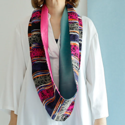 出售 MOJA 粉色獨特的羊毛材料和撞色緞面組合 Snood Bresent 禮物 第9張的照片