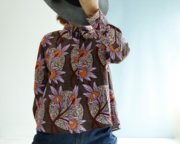 フロントタックシャツ アフリカンプリント  きちんと見えのリラックスシルエット 秋のおしゃれも元気に！ 3枚目の画像