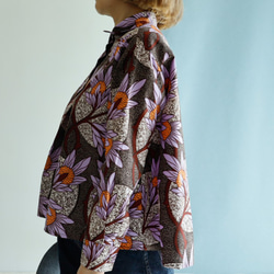 フロントタックシャツ アフリカンプリント  きちんと見えのリラックスシルエット 秋のおしゃれも元気に！ 4枚目の画像