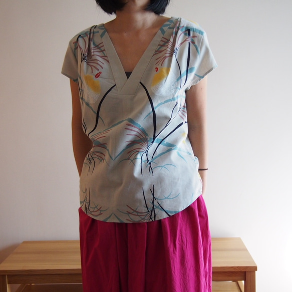 YUKATA V-neck TOP  -upcycled from unused summer KIMONO 第5張的照片