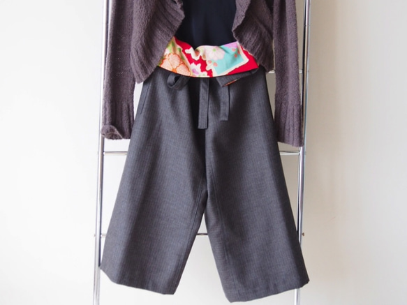 「コハルさまオーダー品」ピンストライプのウールと着物地が仲良くなった、タイパンツ 1枚目の画像