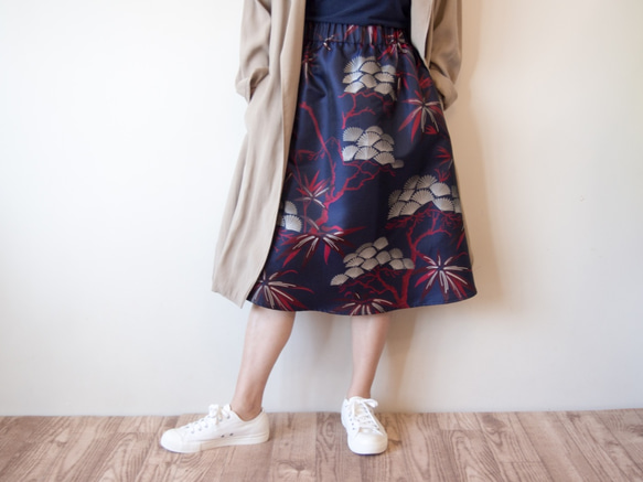 SOLD『再販』KABUKI Skirt -キモノチックな柄の台形スカート 2枚目の画像