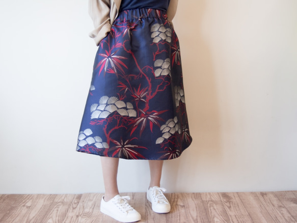 SOLD『再販』KABUKI Skirt -キモノチックな柄の台形スカート 3枚目の画像