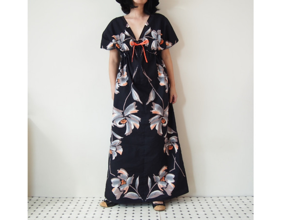 OKINAWA DRESS　MAXI  -黒地に花柄の浴衣地を使ったドレス ラスト１枚です。 1枚目の画像