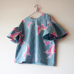 SOLD OKINAWA BLOUSE　 -ちょうちょ柄の浴衣地を使ったフレアスリーブのブラウス 2枚目の画像