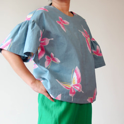 SOLD OKINAWA BLOUSE　 -ちょうちょ柄の浴衣地を使ったフレアスリーブのブラウス 1枚目の画像