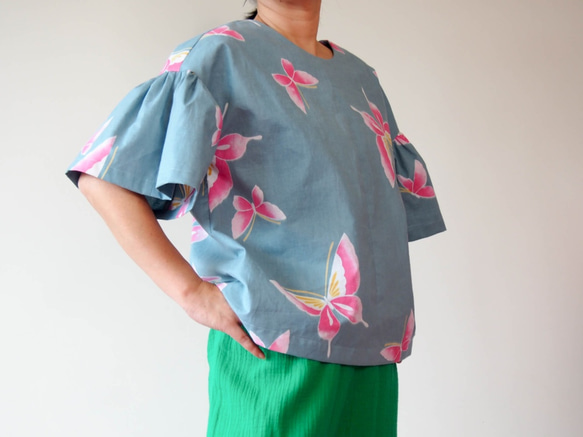 SOLD OKINAWA BLOUSE　 -ちょうちょ柄の浴衣地を使ったフレアスリーブのブラウス 1枚目の画像