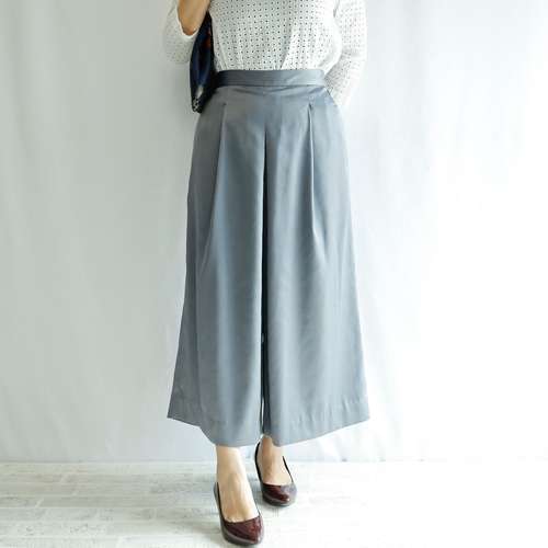 ◇SALE◇大人の細見えガウチョパンツ グレー 上質なサテンのつやと落ち