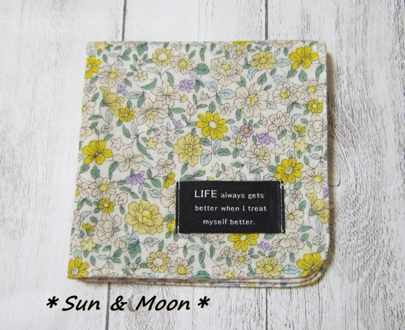 大人のガーゼハンカチ☆パステルカラーの花々・イエロー系（24㎝×24㎝） 1枚目の画像