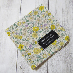 大人のガーゼハンカチ☆パステルカラーの花々・イエロー系（24㎝×24㎝） 2枚目の画像