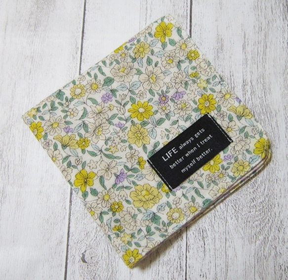 大人のガーゼハンカチ☆パステルカラーの花々・イエロー系（24㎝×24㎝） 2枚目の画像