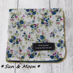 大人のガーゼハンカチ☆花柄・ブルー系（シングルガーゼ）（24㎝×24㎝） 1枚目の画像