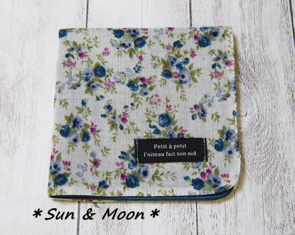 大人のガーゼハンカチ☆花柄・ブルー系（シングルガーゼ）（24㎝×24㎝） 1枚目の画像