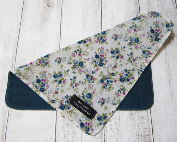 大人のガーゼハンカチ☆花柄・ブルー系（シングルガーゼ）（24㎝×24㎝） 3枚目の画像