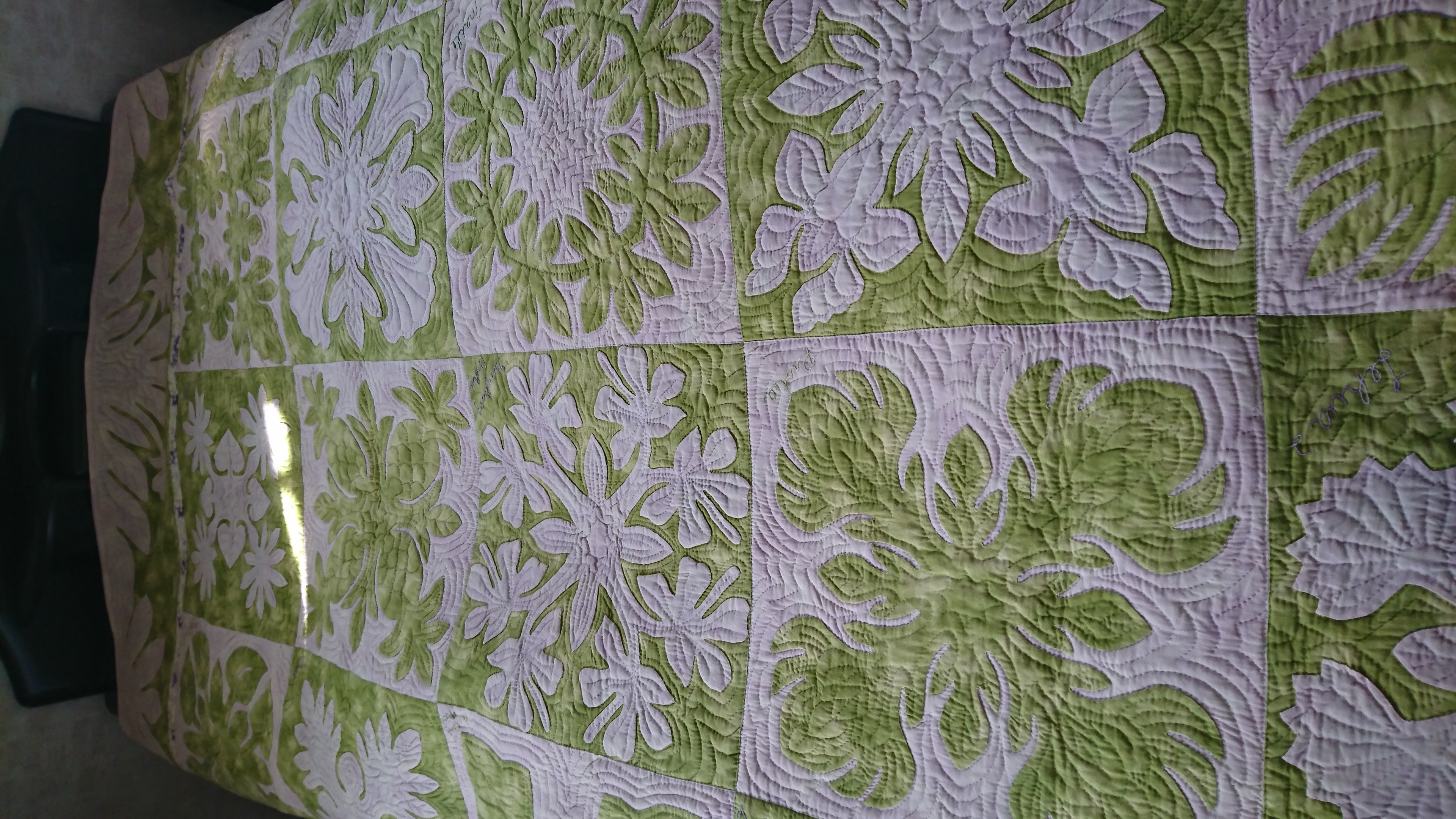 ベッドカバー ハワイアンキルト２０ピースの花が舞うサンプラーキルト