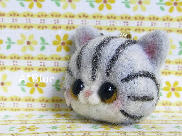羊毛フェルト/猫のイヤホンジャック（ハチワレ＊サバトラ） 2枚目の画像