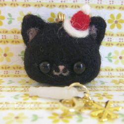 羊毛フェルト/小さなサンタ猫ちゃんスマホピアス（黒猫） 1枚目の画像