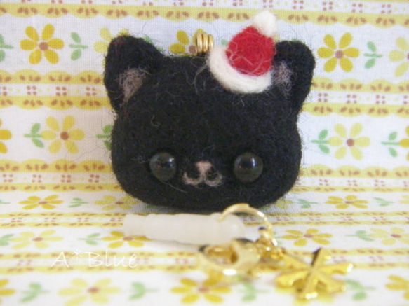 羊毛フェルト/小さなサンタ猫ちゃんスマホピアス（黒猫） 1枚目の画像