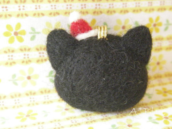 羊毛フェルト/小さなサンタ猫ちゃんスマホピアス（黒猫） 3枚目の画像